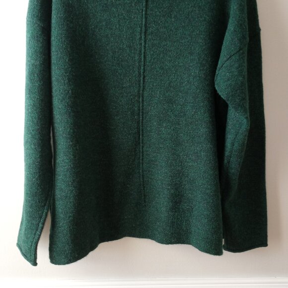'Lucky' Vee neck L/S Sweater Size M Solid Green EUC - Picture 10 of 13